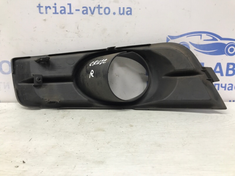 Решетка противотуманки правая Cruze 2009-2016 J300 1.8 F18D4