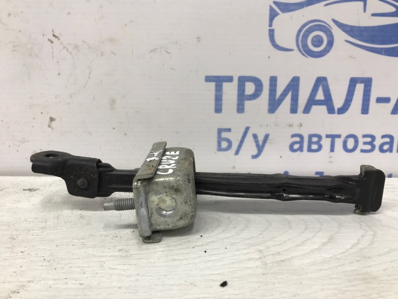 Ограничитель двери задний левый Chevrolet Cruze 2009-2016 J300 1.8 F18D4 95103843 Б/У