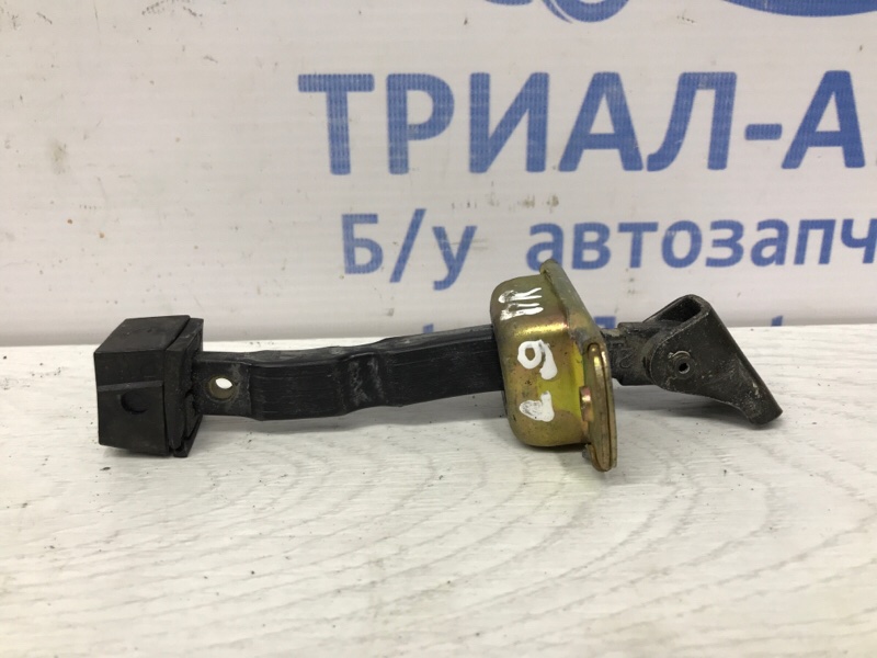 Ограничитель двери передний правый Mitsubishi Lancer 2003-2009 9 1.6 бензин 4G18 MR526777 Б/У