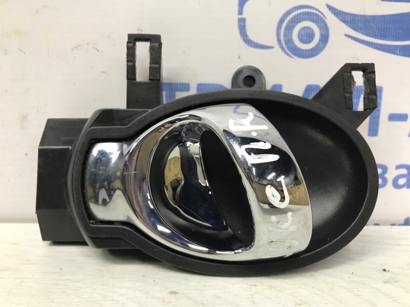 Ручка двери внутренняя правая Nissan Juke 2010-2019 F15 1.6 turbo MR16DDT 806701HA0B Б/У