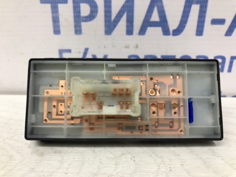 Кнопка стеклоподъемника передняя Nissan X-Trail T32 1.6 diesel R9M