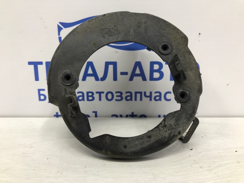 Кронштейн передний правый Nissan Pathfinder 2004-2014 R51 2.5 Diesel YD25DDTI 89210542 Б/У