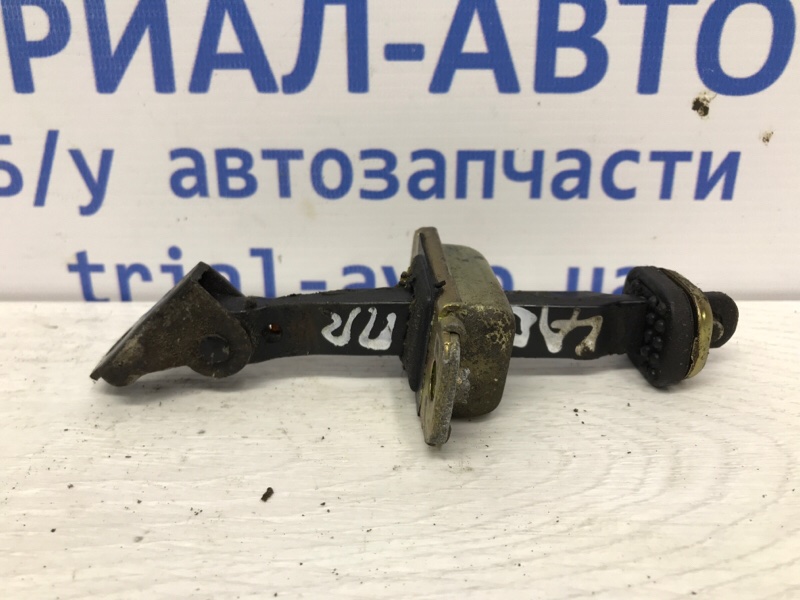 Ограничитель двери передний правый Chevrolet Lacetti 2004-2013 j200 1.8 бензин F18D3 96548128 Б/У