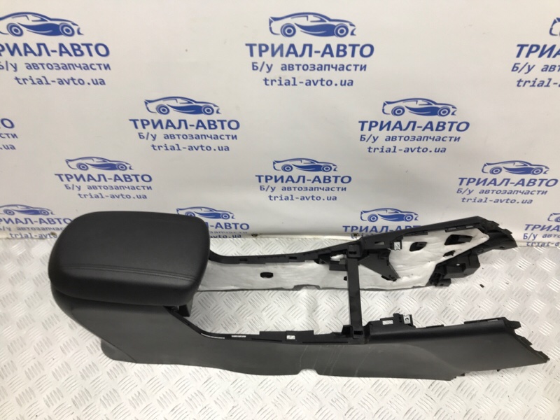Подлокотник Q50 2013- V37 2.2 diesel OM651