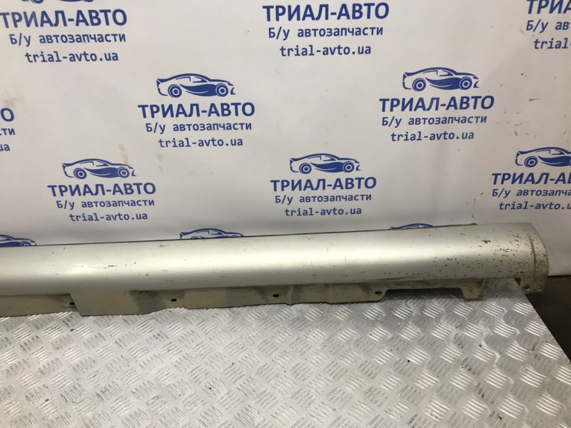 Накладка порога внешняя правая Toyota Avensis T25 1.8 бензин 1ZZFE