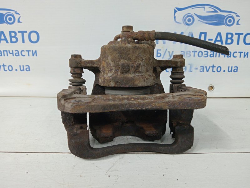 Суппорт передний правый Toyota RAV 4 A40 2.2 diesel 2ADFTV