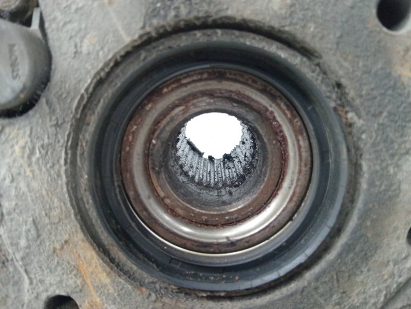 Кулак поворотный правый со ступицей Sorento 2002-2011 BL 2.5 diesel D4CB