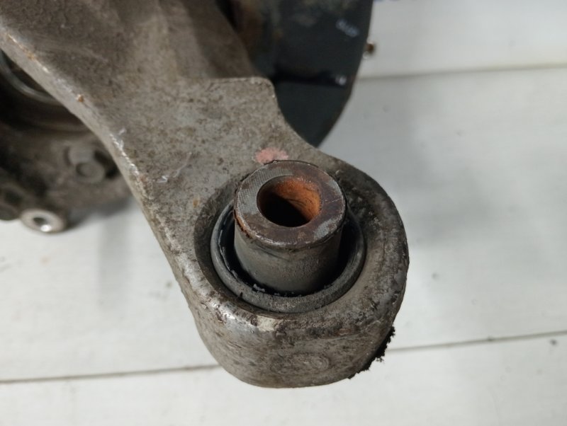 Цапфа задняя левая со ступицей Q50 2013- V37 2.2 diesel OM651
