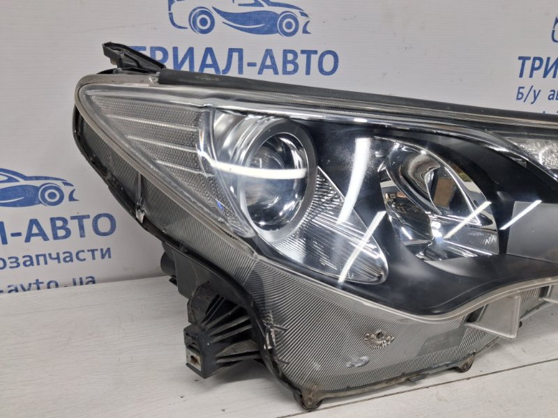 Фара правая галоген Toyota RAV 4 A40 2.2 diesel 2ADFTV
