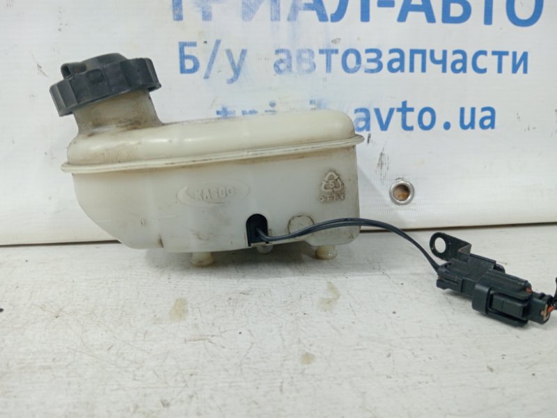Бачок главного тормозного цилиндра Kia Sorento 2002-2009 BL 2.5 diesel D4CB 585293E150 Б/У