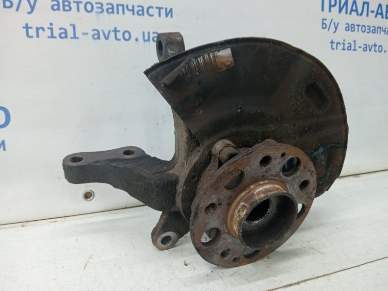 Кулак поворотный левый со ступицей Korando 2010-2019 C200 2.0 diesel D20Dt