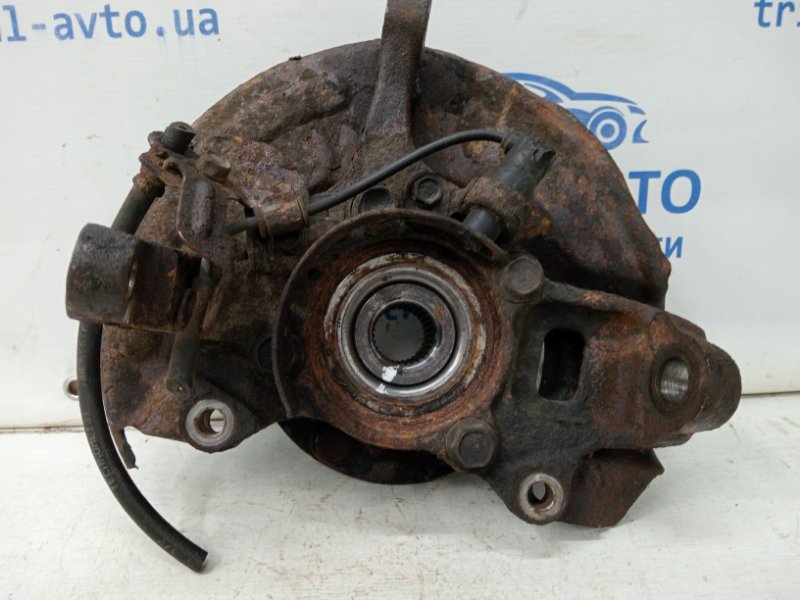 Кулак поворотный левый со ступицей Mitsubishi L200 KB 2.5 Diesel 4D56