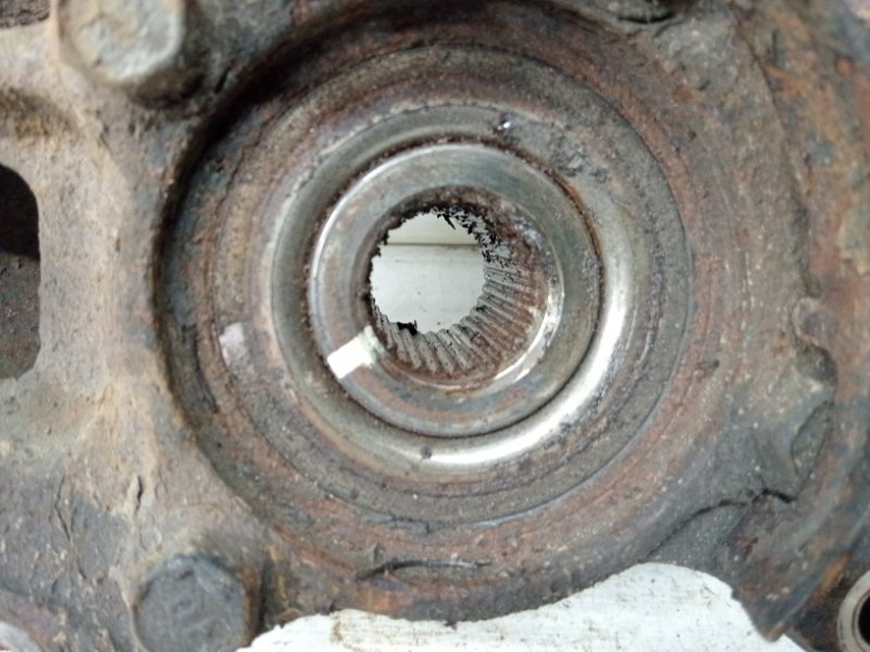 Кулак поворотный правый со ступицей L200 2006-2015 KB 2.5 Diesel 4D56