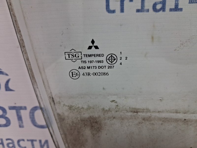 Стекло двери переднее правое Mitsubishi L200 KB 2.5 Diesel 4D56