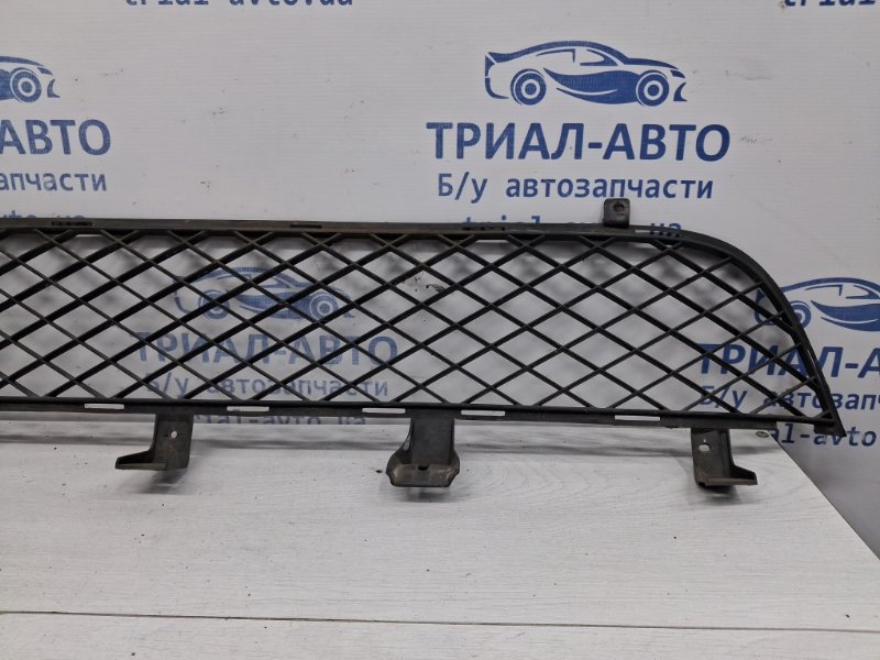 Решетка бампера центральная Mitsubishi L200 KB 2.5 Diesel 4D56
