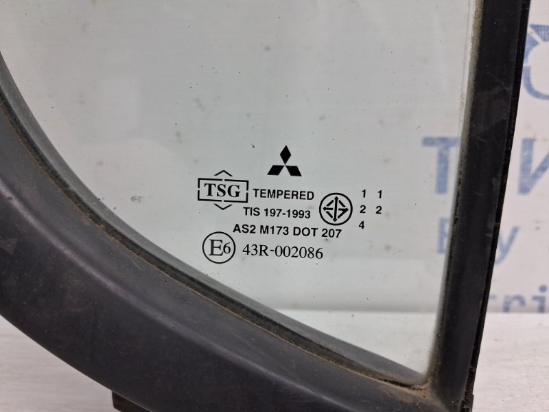 Стекло двери задней правой (форточка) Mitsubishi L200 KB 2.5 Diesel 4D56