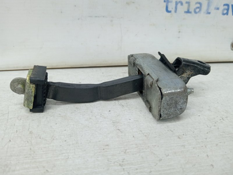 Ограничитель двери задний левый Toyota Prado 2002-2009 J120 4.0 1GR-FE 6863060120 Б/У