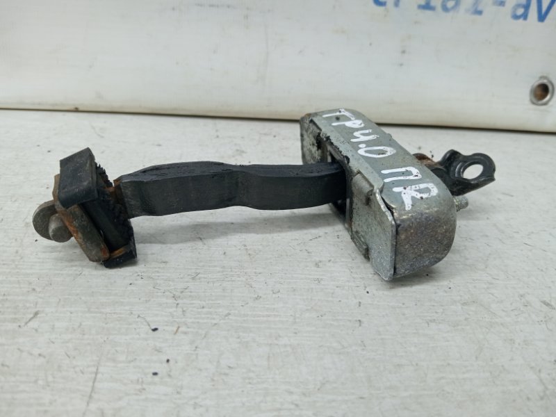 Ограничитель двери передний правый Toyota Prado 2002-2009 J120 4.0 1GR-FE 6861060100 Б/У