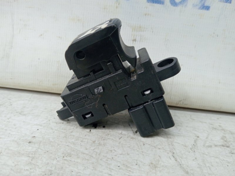 Кнопка стеклоподъемника X-Trail 2007-2015 T31 2.0 Diesel M9R
