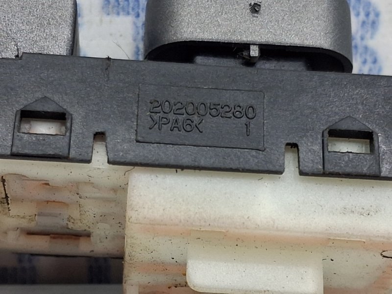 Кнопка стеклоподъемника передняя Rexton 2006-2012 Y250 2.7 D27DT