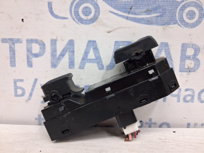 Кнопка стеклоподъемника передняя Kia Sportage 2010-2016 SL 1.7 diesel D4FD 935753U910WK Б/У