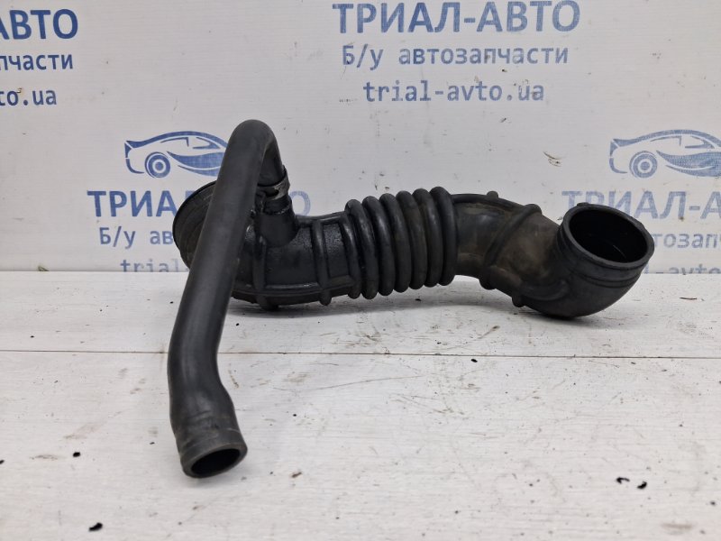 Патрубок воздушного фильтра Kia Sorento 2002-2011 BL 2.5 diesel D4CB 281303E710 Б/У