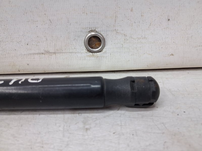 Амортизатор крышки багажника Dacia Duster HS 1.5 Diesel K9K Амортизатор крышки багажника Dacia Duster HS 1.5 Diesel K9K