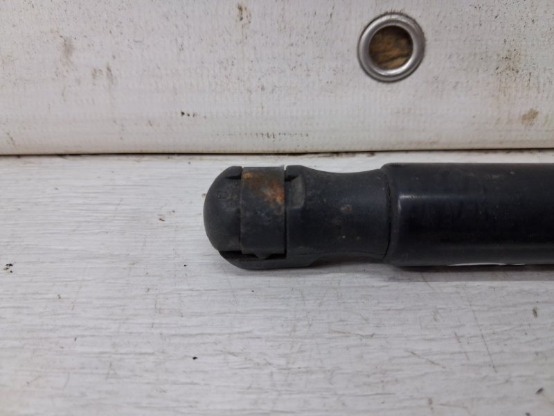 Амортизатор крышки багажника Dacia Duster HS 1.5 Diesel K9K Амортизатор крышки багажника Dacia Duster HS 1.5 Diesel K9K