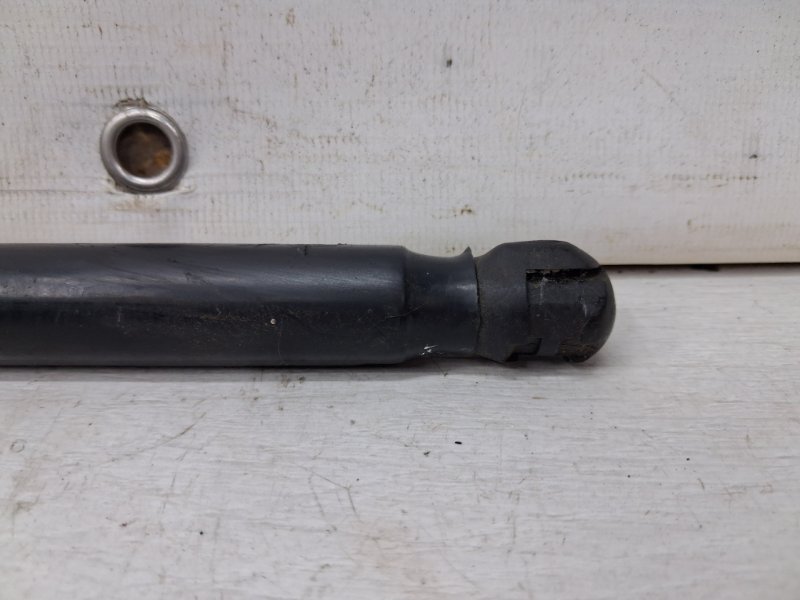 Амортизатор крышки багажника Kia Sorento BL 2.5 diesel D4CB Амортизатор крышки багажника Kia Sorento BL 2.5 diesel D4CB