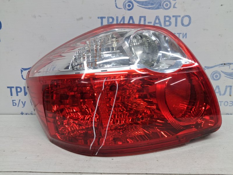 Фонарь задний внешний левый Toyota Auris 2006-2012 E150 1.6 бензин 1ZRFAE 8156102530 Б/У