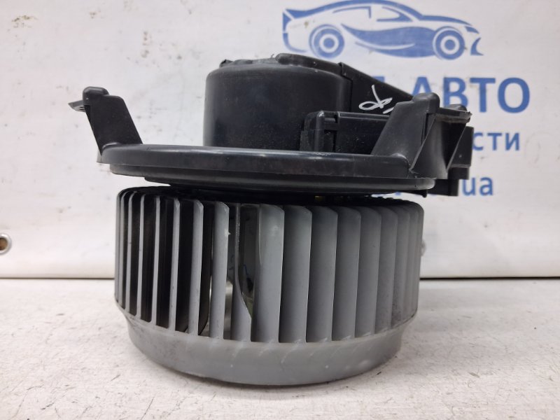 Запчасть моторчик печки Toyota Auris 2006-2012 E150 1.6 бензин 1ZRFAE 8710302130 Б/У Моторчик печки Toyota Auris 2006-2012 E150 1.6 бензин 1ZRFAE 8710302130 Б/У