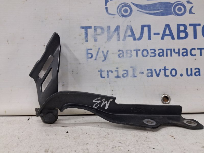 Запчасть петля капота правая Mazda 3 2013-2019 BM 2.2 diesel B45A52410A Б/У Петля капота правая Mazda 3 2013-2019 BM 2.2 diesel B45A52410A Б/У