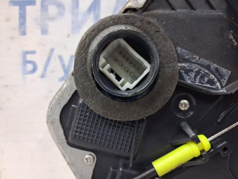 Замок двери передний правый Auris 2006-2012 E150 1.6 бензин 1ZRFAE