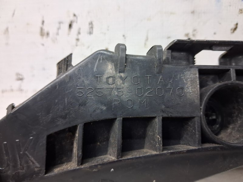 Кронштейн бампера передний правый Auris 2006-2012 E150 1.6 бензин 1ZRFAE