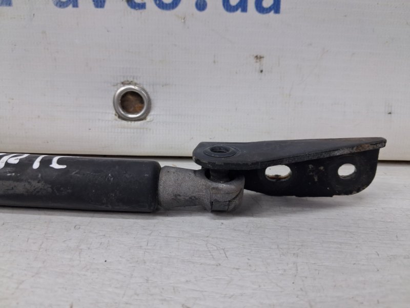 Амортизатор крышки багажника Auris 2006-2012 E150 1.6 бензин 1ZRFAE