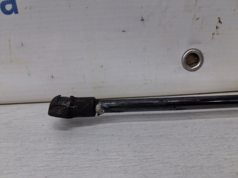 Амортизатор крышки багажника Toyota Auris E150 1.6 бензин 1ZRFAE