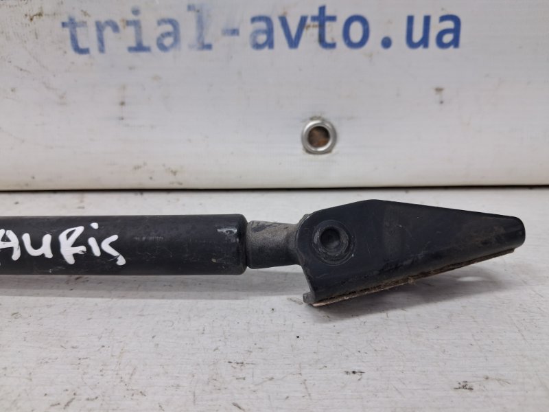 Амортизатор крышки багажника Auris 2006-2012 E150 1.6 бензин 1ZRFAE