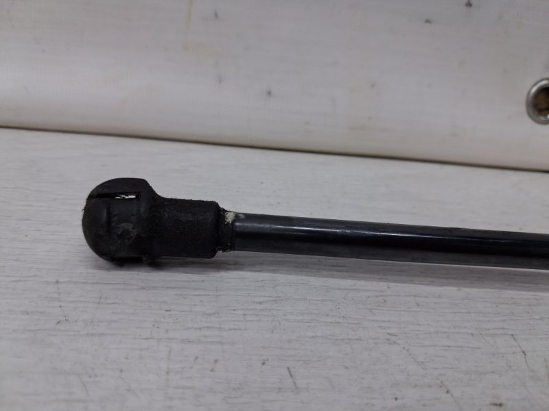 Амортизатор крышки багажника Toyota Auris E150 1.6 бензин 1ZRFAE