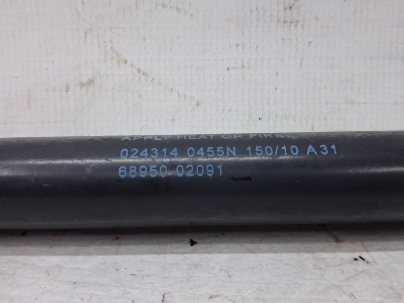 Амортизатор крышки багажника Auris 2006-2012 E150 1.6 бензин 1ZRFAE