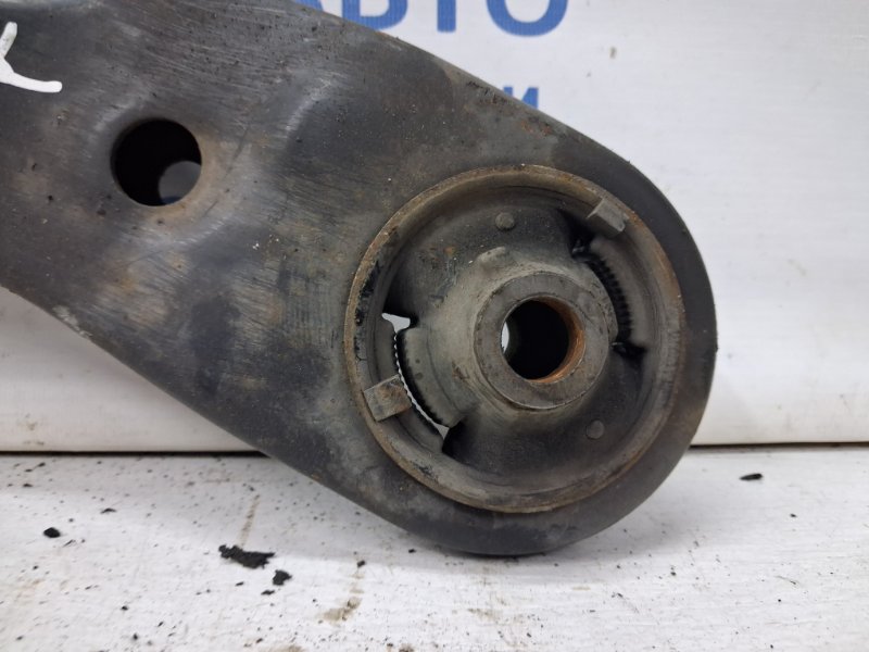 Рычаг левый Auris 2006-2012 E150 1.6 бензин 1ZRFAE