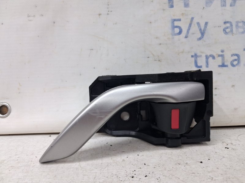 Ручка двери внутренняя левая Mazda 3 2013-2019 BM 2.2 diesel BHP259330A Б/У