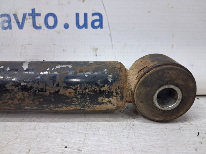 Амортизатор задний Nissan Navara D40 2.5 Diesel YD25DDTI Амортизатор задний Nissan Navara D40 2.5 Diesel YD25DDTI