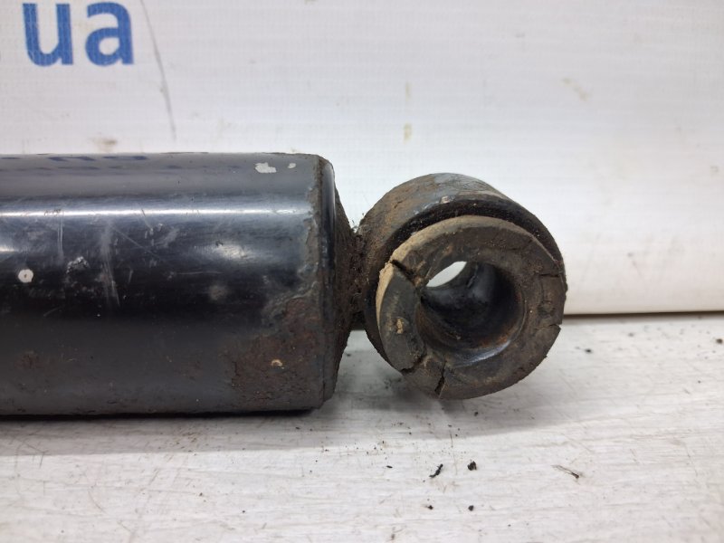 Амортизатор задний Nissan Navara D40 2.5 Diesel YD25DDTI Амортизатор задний Nissan Navara D40 2.5 Diesel YD25DDTI