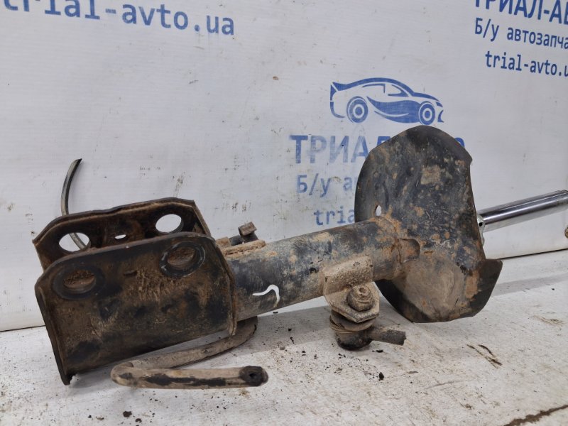 Амортизатор передний левый Toyota Avensis T25 1.8 бензин 1ZZFE