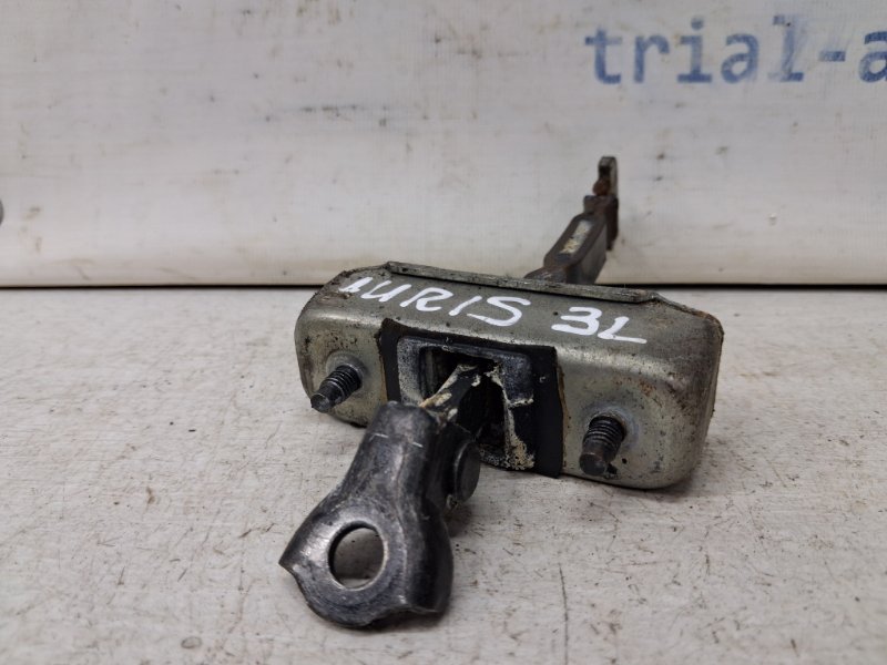 Ограничитель двери задний левый Auris 2006-2012 E150 1.6 бензин 1ZRFAE