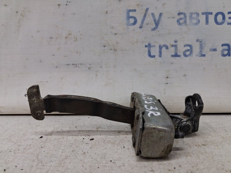 Ограничитель двери задний правый Toyota Auris 2006-2012 E150 1.6 бензин 1ZRFAE 6863002121 Б/У