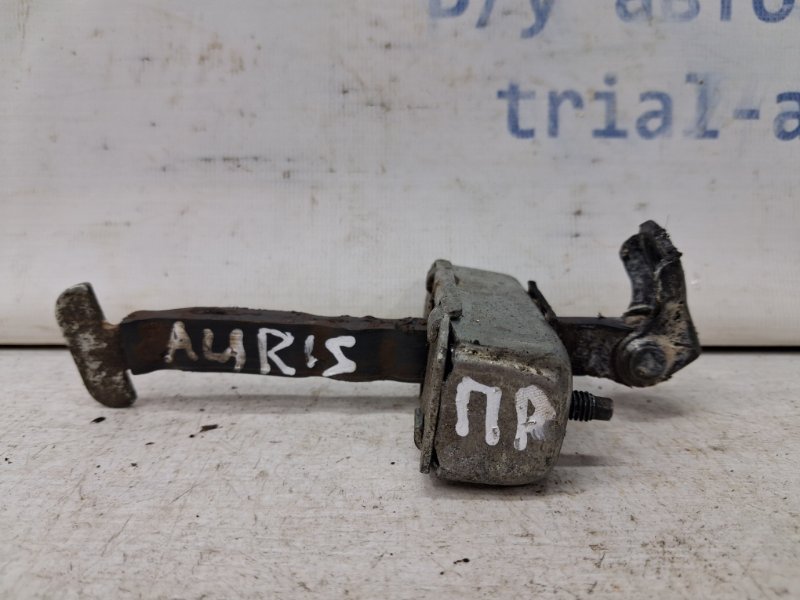 Ограничитель двери передний правый Toyota Auris 2006-2012 E150 1.6 бензин 1ZRFAE 6861002121 Б/У