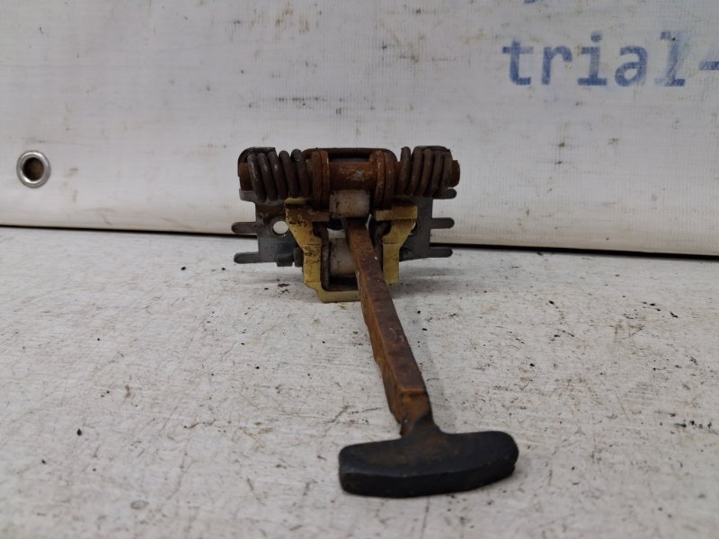 Ограничитель двери задний левый Renault Megane 3 1.5 Diesel K9K Ограничитель двери задний левый Renault Megane 3 1.5 Diesel K9K