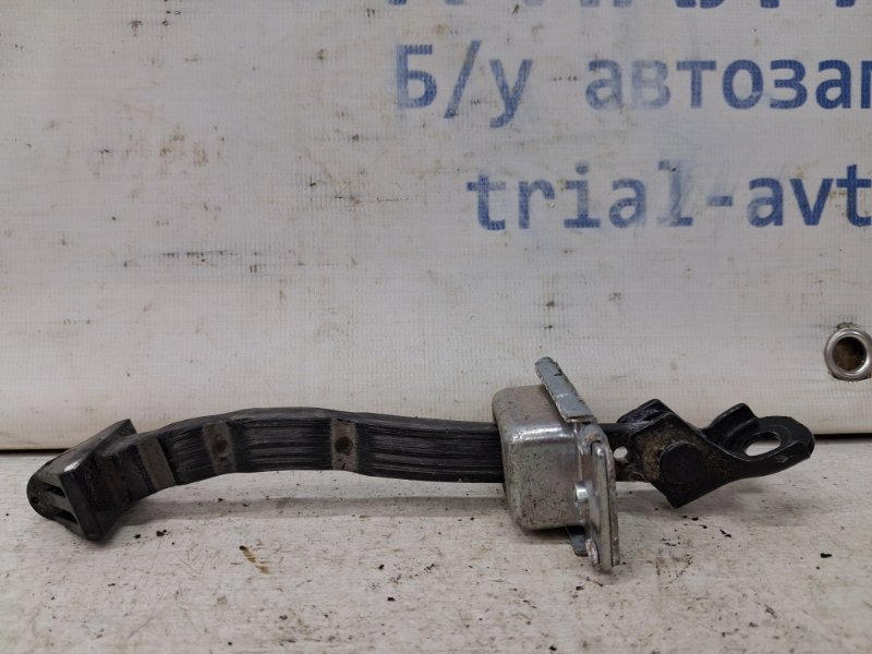 Ограничитель двери задний правый Mazda 3 2013-2019 BM 2.2 diesel BHN958270A Б/У