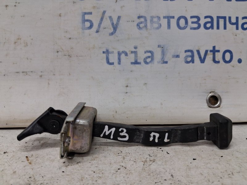 Ограничитель двери передний левый Mazda 3 2013-2019 BM 2.2 diesel BHN972270 Б/У